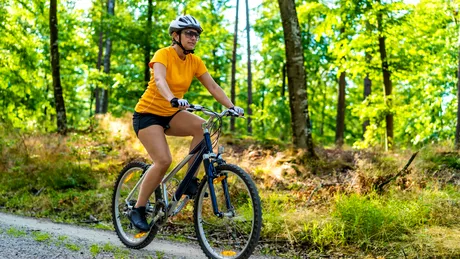 Arde caloriile, sus pe bicicletă! Beneficiile sportului recomandat pentru toate vârstele