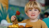 Studiu alarmant despre alimentele pentru copii! Aproape jumătate dintre produse nu respectă standardele nutriționale recomandate