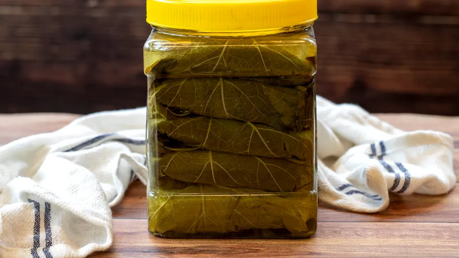 Frunze de viță-de-vie pentru iarnă. Câtă sare se pune la 1 litru de apă pentru o saramură perfectă