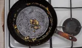 Cum să cureți tigaia de fontă de grăsime și arsură. Trucul cu sare care nu-ți strică tigaia