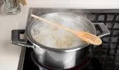 Funcționează trucul cu lingura de lemn pusă peste oala care fierbe?