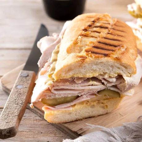 Sandwich cubanez cu Șuncă din Piept de Pui