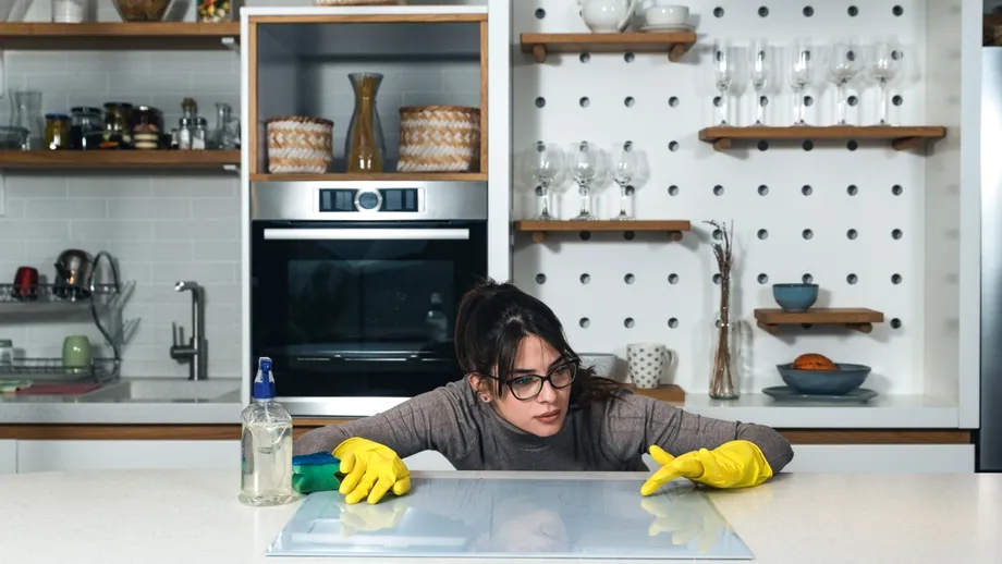 Soluția naturală pentru a curăța bucătăria. Ai nevoie de câteva ingrediente pentru a topi grăsimea de pe orice suprafață