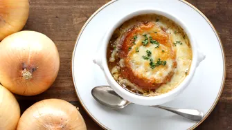 Rețetă supă franțuzească de ceapă gratinată. Cum se prepară și cum se servește?