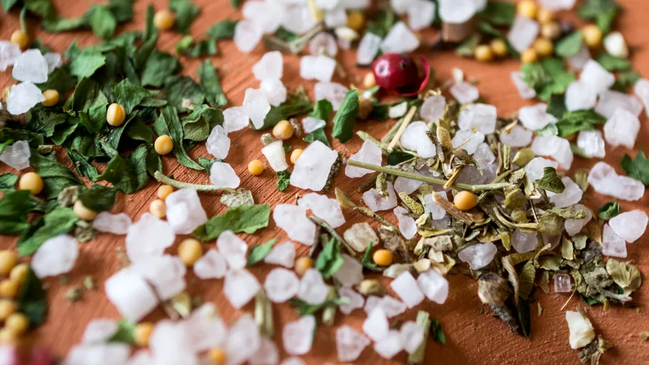 Condimentul care „sufocă” creierul. Îl punem zilnic în mâncare - să fie oare cauza demenței?