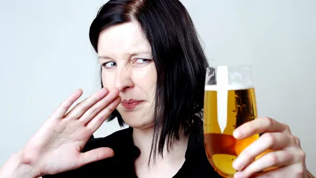 Ce se întâmplă dacă bei bere expirată. Arunc-o dacă are gust de...