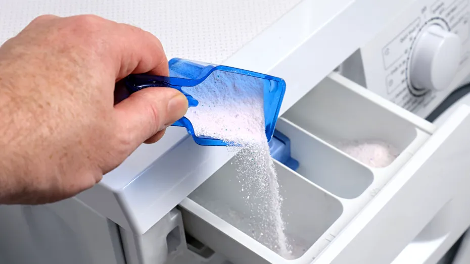 Nu scoți sertarul de detergent al mașinii de spălat după spălare? Greșeala pe care mulți o fac și care îi poate îmbolnăvi grav
