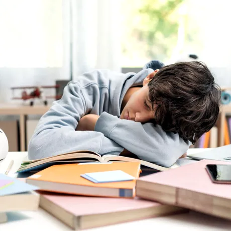 Adolescenții care dorm mai puțin de 7 ore pe noapte au un risc cu 50% mai mare de a dezvolta o boală autoimună gravă la maturitate