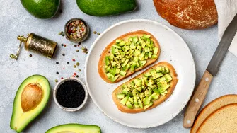 Ingredientul simplu care face un toast cu avocado mult mai gustos. Trucul recomandat de pasionații de gătit