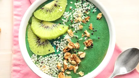 Smoothie verde la bol cu kiwi și goji, cel mai consistent mic dejun