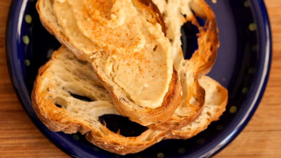 Toast cu humus, miere şi fistic pentru micul dejun