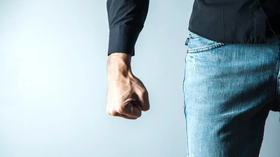 Boala misterioasă autoimună a unui bărbat care l-a împiedicat să-și ceară iubita în căsătorie. A dezvoltat furie incontrolabilă și tremur