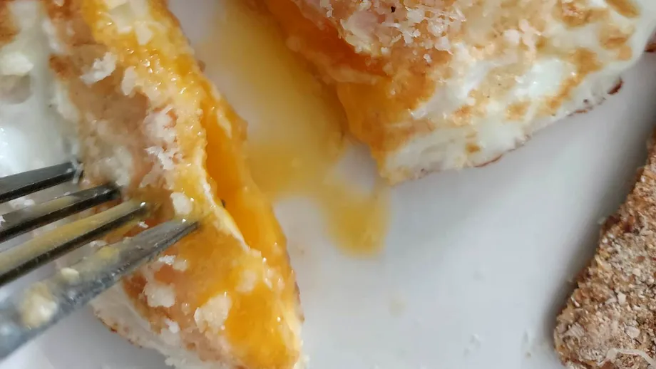 Albușul sau gălbenușul oului - care este mai sănătos. Albușul reprezintă 90% apă și 10% proteine. Ce conține gălbenușul