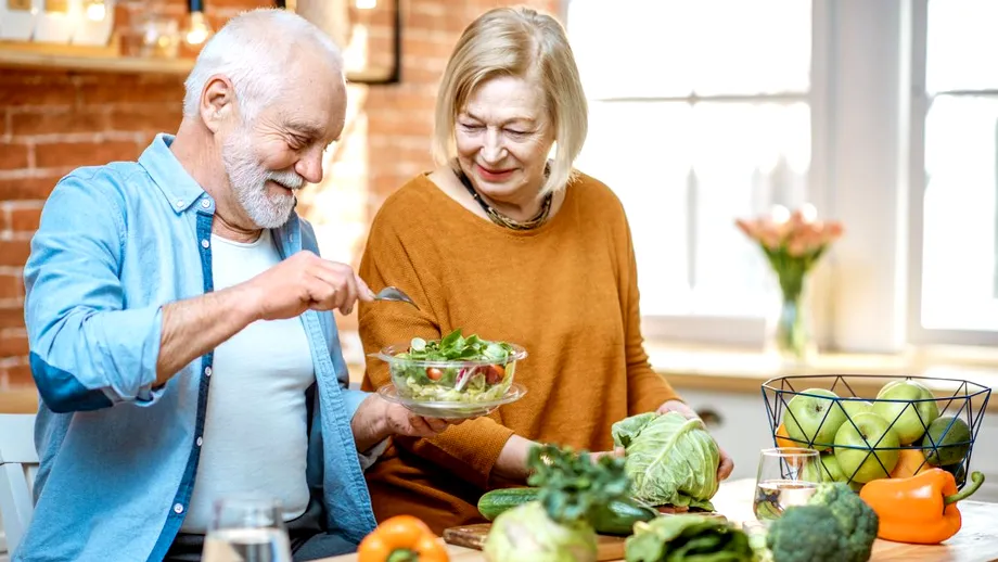 Alimentația la vârsta a treia: recomandări nutriționale pentru contracararea efectelor îmbătrânirii