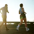 Alergare sau mers pe jos? Care exercițiu arde caloriile mai rapid