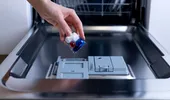 Cât de sigure sunt capsulele de spălat vase? Ce se întâmplă cu pelicula de „plastic” în timpul spălării