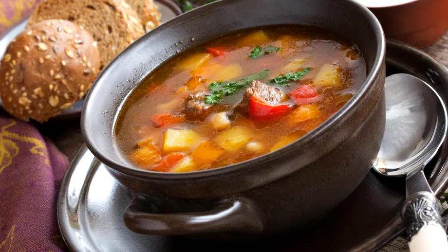 Cum se făcea ciorba de oase de porc acum 100 de ani. Rețeta ca la bunica acasă