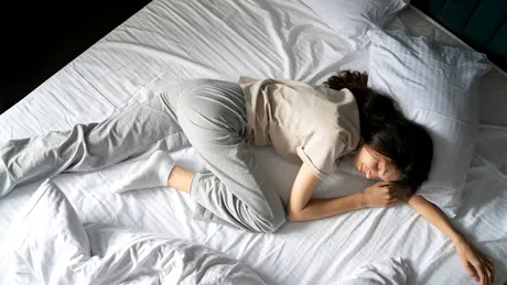 Ce înseamnă dacă dormi în „poziția flamingo”