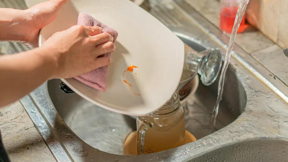 Ai rămas fără detergent de vase și teancul de farfurii din chiuvetă trebuie curățat cât mai repede? Iată ce alternative ai