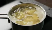 Cum să fierbi cartofii de două ori mai repede. Trucul pe care orice gospodină trebuie să-l știe