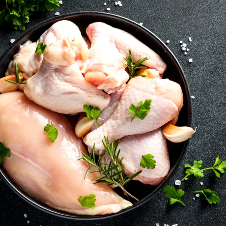 De ce nu ar trebui spălată carnea de pui înainte de preparare. Specialiștii explică riscurile reale