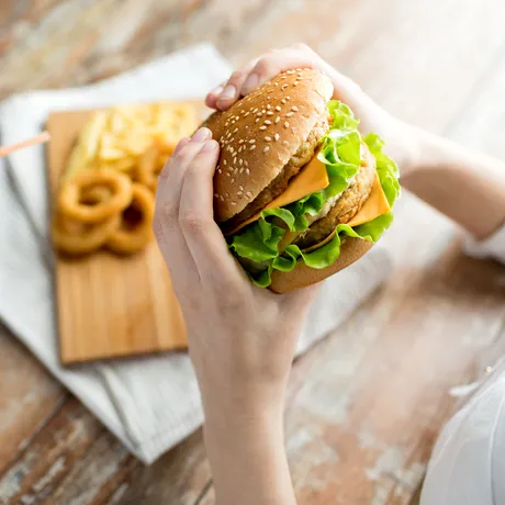 Câte minute pierzi din viață atunci când mănânci burger, hotdog sau bei Cola. Studiul oamenilor de știință