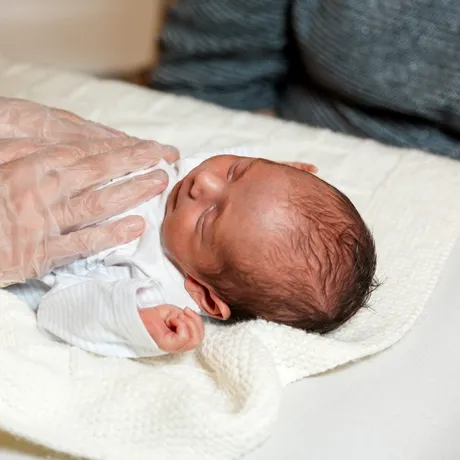 Două femei au aflat la 35 de ani că au fost încurcate la naștere. S-au întâlnit pentru prima dată: „Ne-am înțeles imediat”