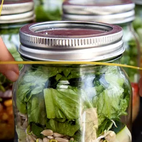 De ce e bine să pui un elastic pe borcan înainte de a-l deschide? Secretul pe care mulți români nu îl cunosc