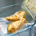 Ai gătit prea mult piept de pui? Cât timp îl poți depozita în frigider