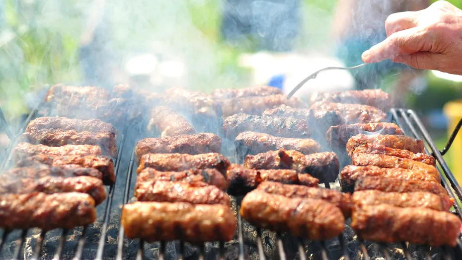 Trucul pentru ca micii la grătar să fie făcuți bine. De câte ori trebuie să-i întorci