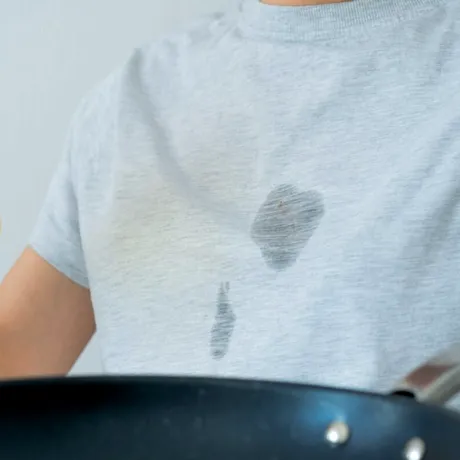 Pete de ulei pe haine? Cum le cureți eficient fără să deteriorezi materialul