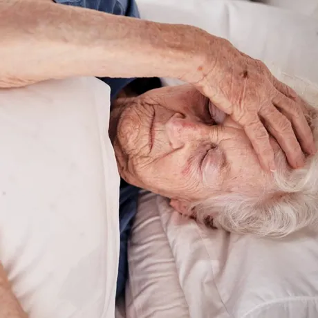 Ce să pui sub pernă dacă ai probleme cu somnul. Practica veche cu un ingredient folosit la sarmale care te ajută să adormi rapid