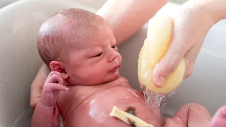 Clamparea întârziată a cordonului ombilical reduce cu 50% riscul de deces în rândul bebelușilor născuți prematur