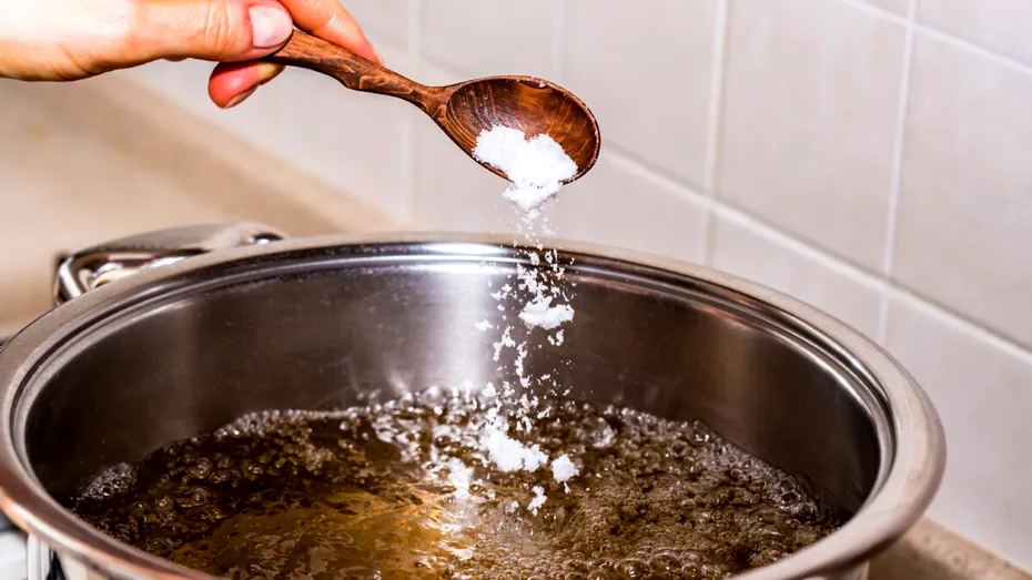 De ce adaugă bucătarii bicarbonat de sodiu în apa în care gătești. Metoda folosită de experții bucătari
