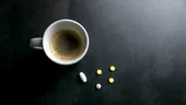 Când bei cafeaua dacă iei tratament medicamentos? Regula SIMPLĂ pe care mulți români o ignoră