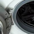 Hainele negre se decolorează după spălare? Trucul simplu pe care multe gospodine îl folosesc