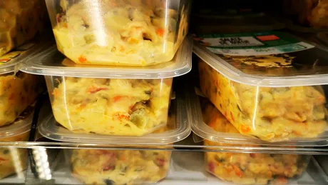 Din ce e făcută, de fapt, salata Boeuf din magazinele Mega Image. Mulți români o cumpără pentru Revelion