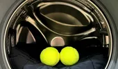 Cum să usuci rapid rufele, chiar în mașina de spălat. Trucul cu mingea de tenis care te scapă de uscătorul de rufe