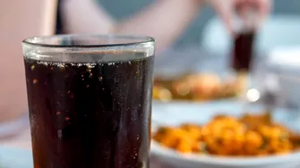 Ce efect poate avea cofeina din Cola asupra creierului copiilor? Ce au descoperit cercetătorii despre sucurile consumate de copii