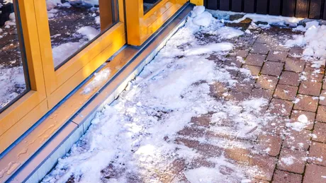 Cum să folosești zațul de cafea pentru a nu aluneca dacă ți-au înghețat treptele sau aleile din curte