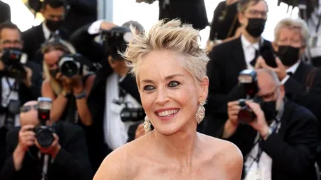 Sharon Stone, ravisantă pe covorul roșu la Cannes, la 63 de ani