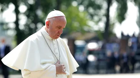 Papa Francisc rămâne în stare critică! Doctorii sunt rezervați: „Este probabil aproape de moarte”