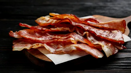 Cum să faci bacon crispy fără să-l mai pui în tigaie. Ai nevoie doar de un ingredient