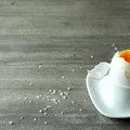 Trucul banal care te ajută să cureți ouăle fierte în câteva secunde! Ingredientul secret pe care trebuie să-l pui în apă