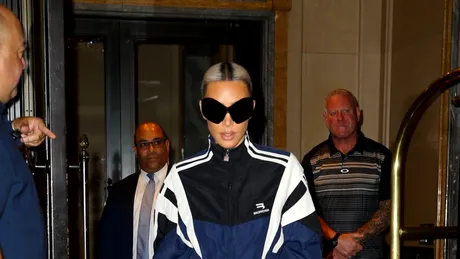 Kim Kardashian, comparată cu o albină după ce s-a afișat cu o pereche uriașă de ochelari de soare