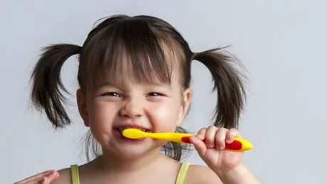 Îngrijirea gingiilor şi a primilor dinţişori la bebeluşi