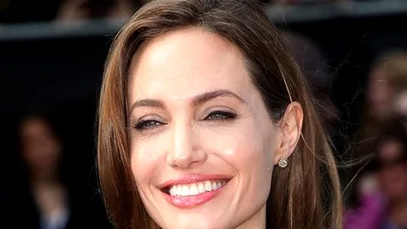 Angelina Jolie, prima apariţie publică după mastectomie