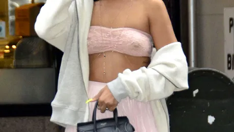 Rihanna, cu sânii la vedere prin New York