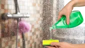 Cum să speli paravanul dușului cu detergentul de vase. Trucul care te scapă de depunerile de săpun și petele de apă dură