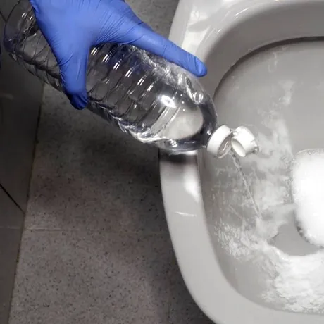 Cum scapi de petele galbene din vasul de toaletă. Amestecul natural care distruge murdăria persistentă